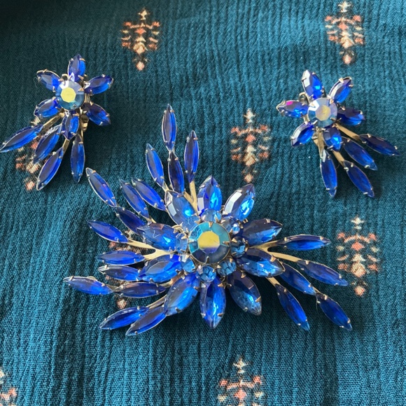 Judy Lee set blue rhinestone Aurora Borealis brooch and clip earrings - Picture 5 of 5